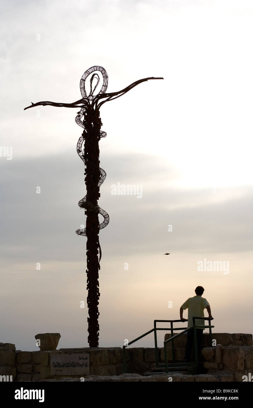 Giordania, Madaba Governatorato, il personale di Mosè anche chiamato il serpente di bronzo, scultura dell'artista Giovanni Fantoni sul Foto Stock