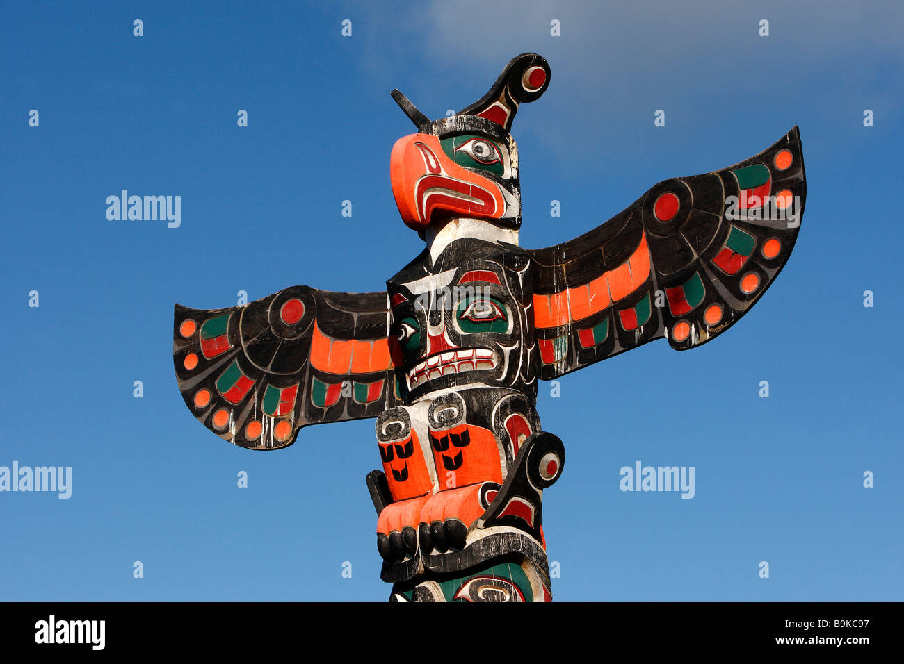 Il totem pole al villaggio Nimkish, Isola di cormorani Foto Stock
