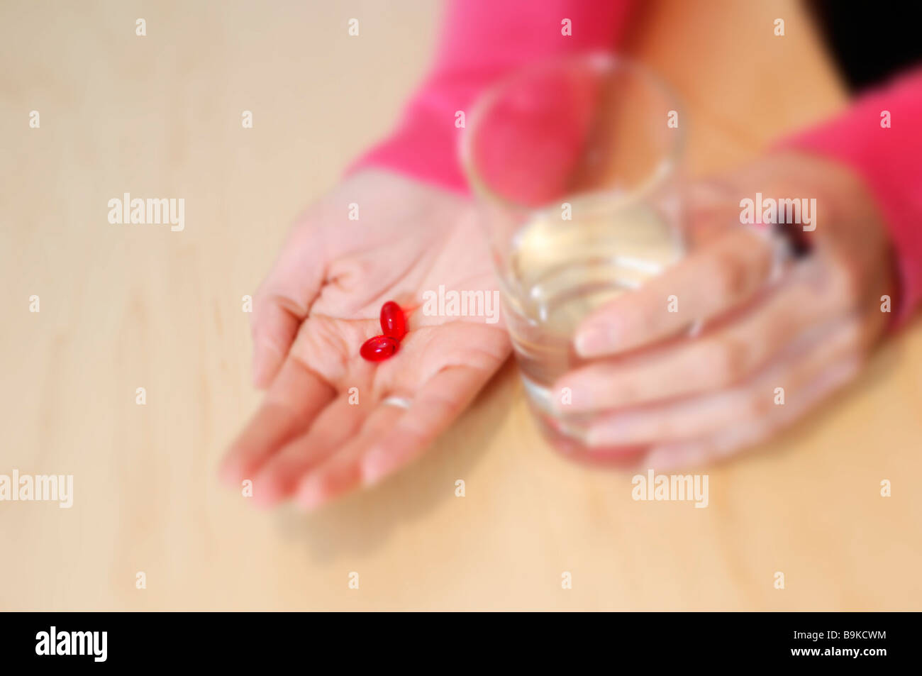 Focus sulla donna la mano con le pillole Foto Stock