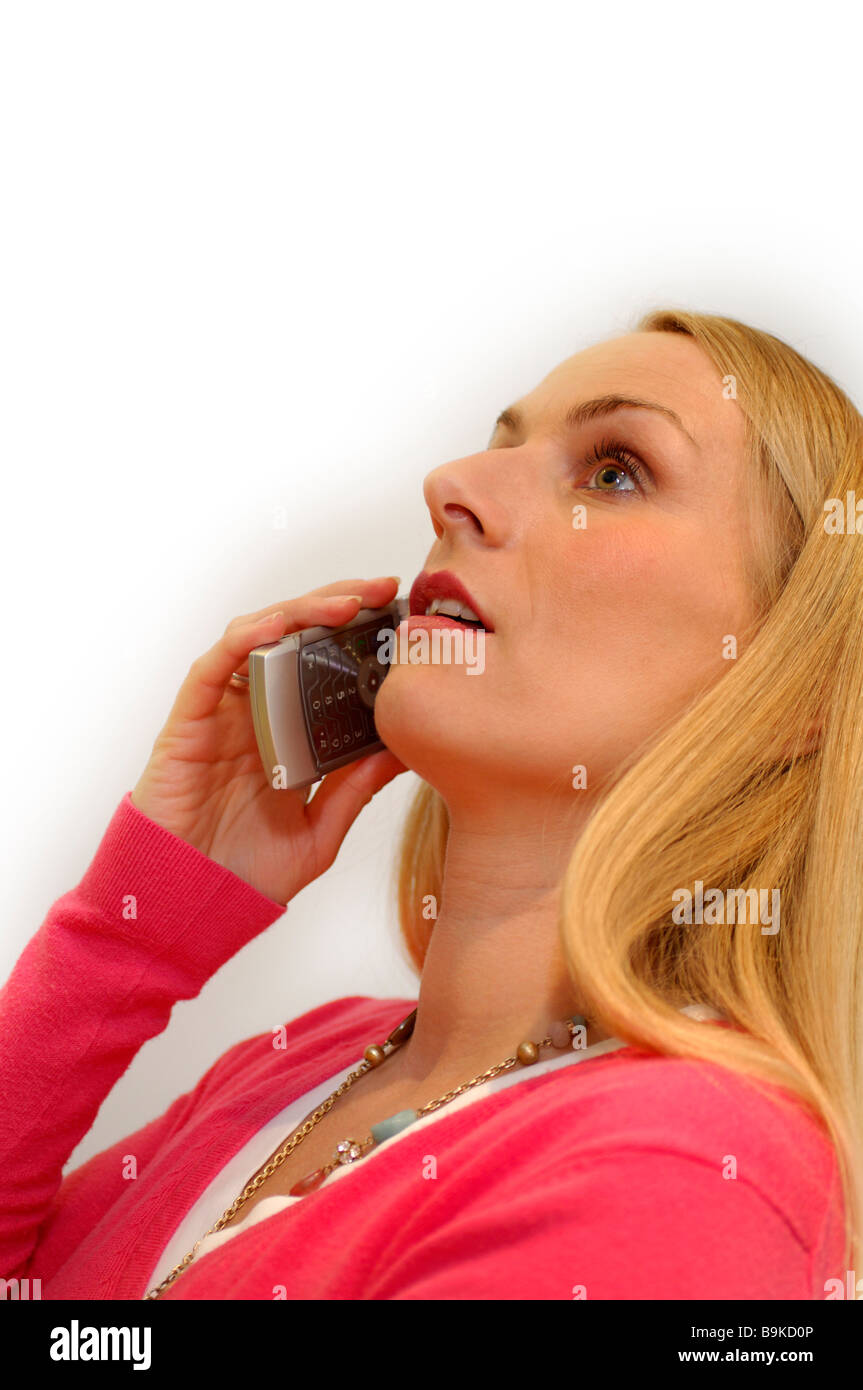 Ritratto di donna bionda parlando al telefono cellulare Foto Stock