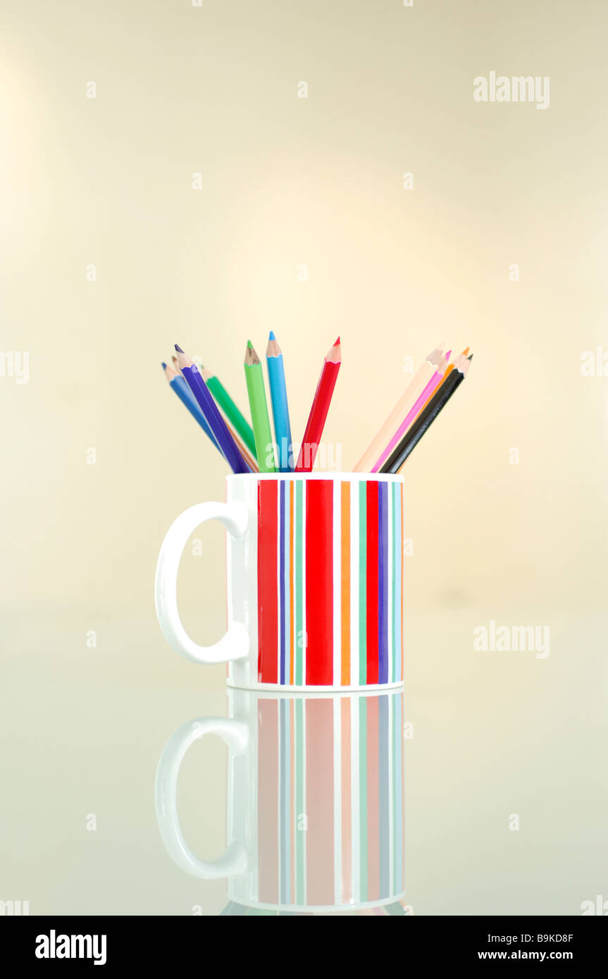 Ancora di matite colorate in tazza con striping Foto Stock