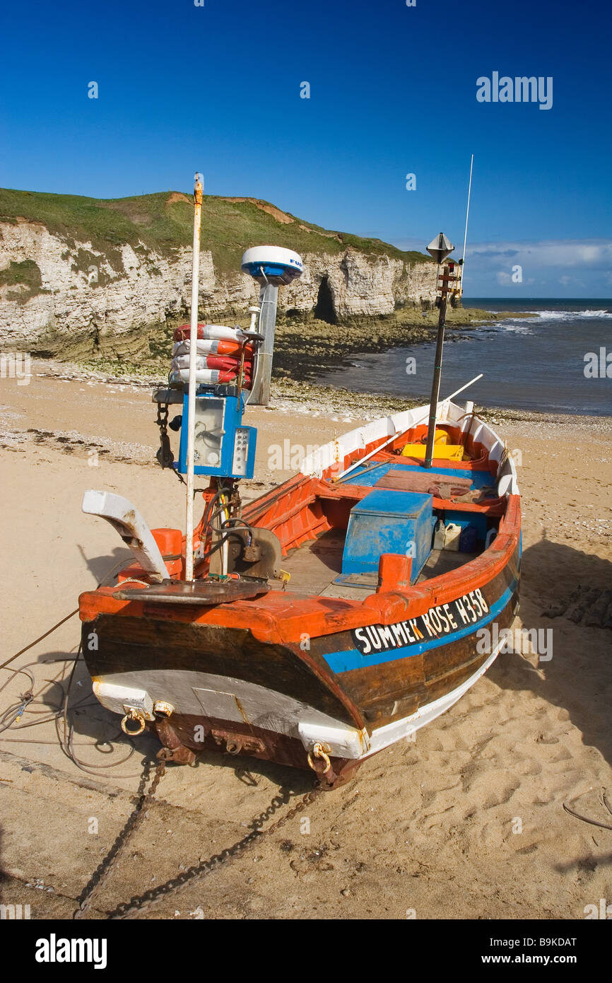 Barche da pesca ormeggiate a nord di atterraggio con spiaggia e scogliere di gesso al di là sul promontorio Flamborough Heritage Costa, Yorkshire Foto Stock