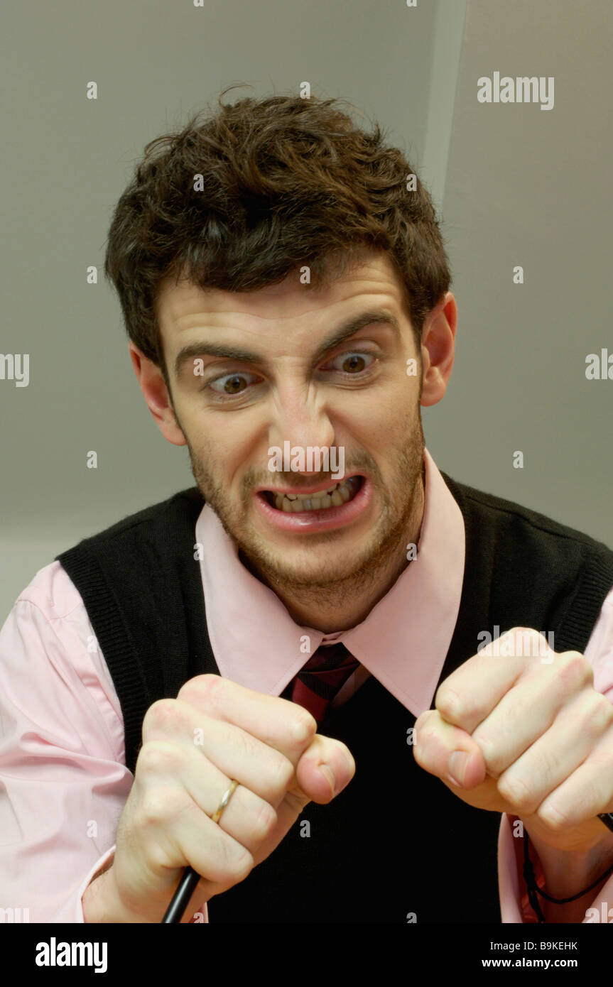 Ritratto di angry imprenditore matita di rottura in due Foto Stock