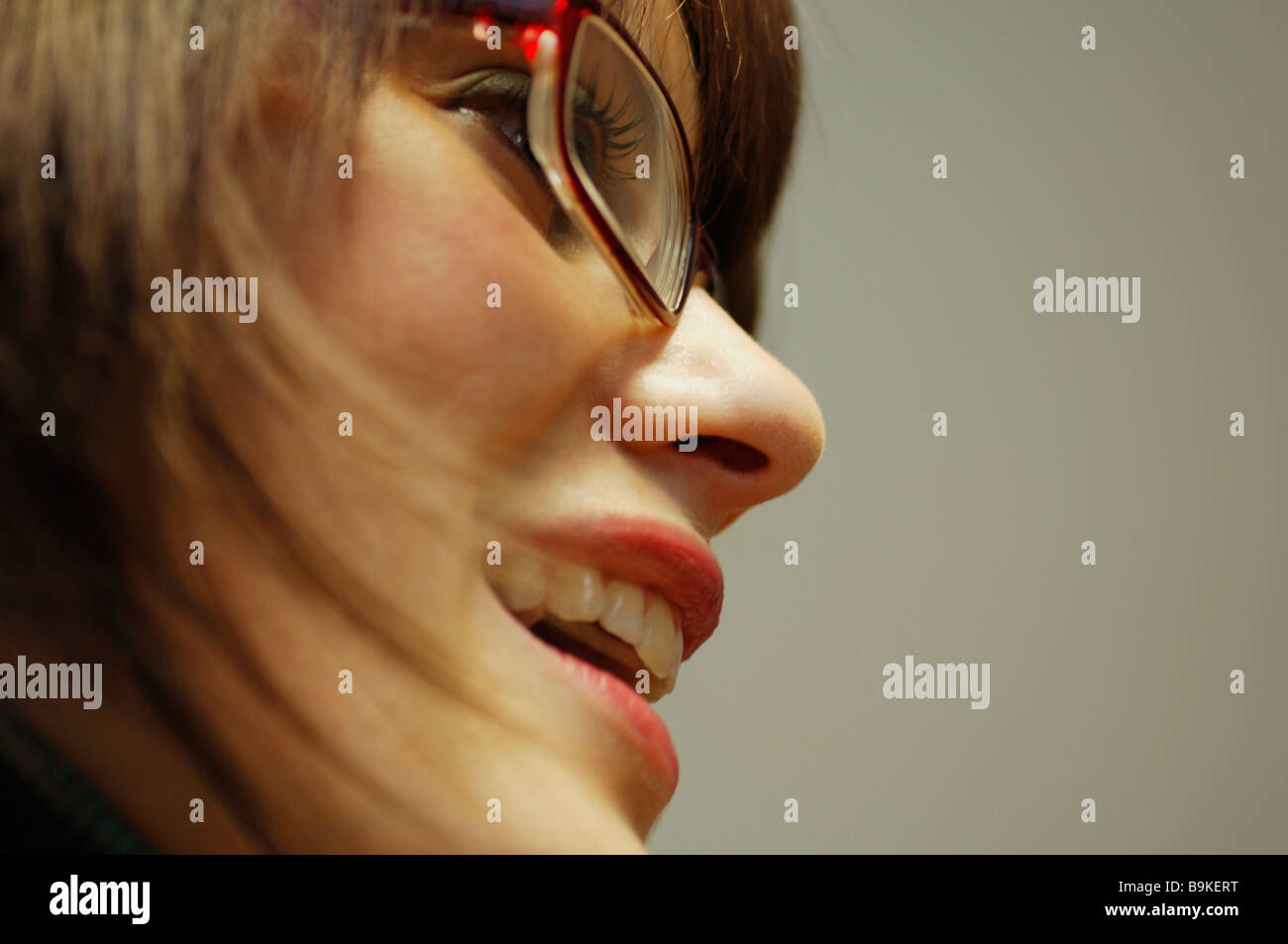 Close-up di giovane donna che indossa gli occhiali in profilo Foto Stock