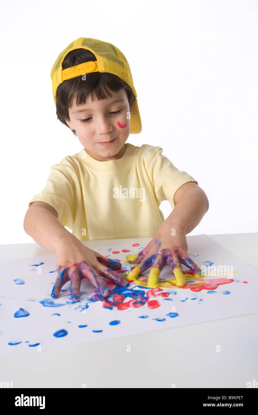 Little Boy sta compiendo un dito pittura Foto Stock