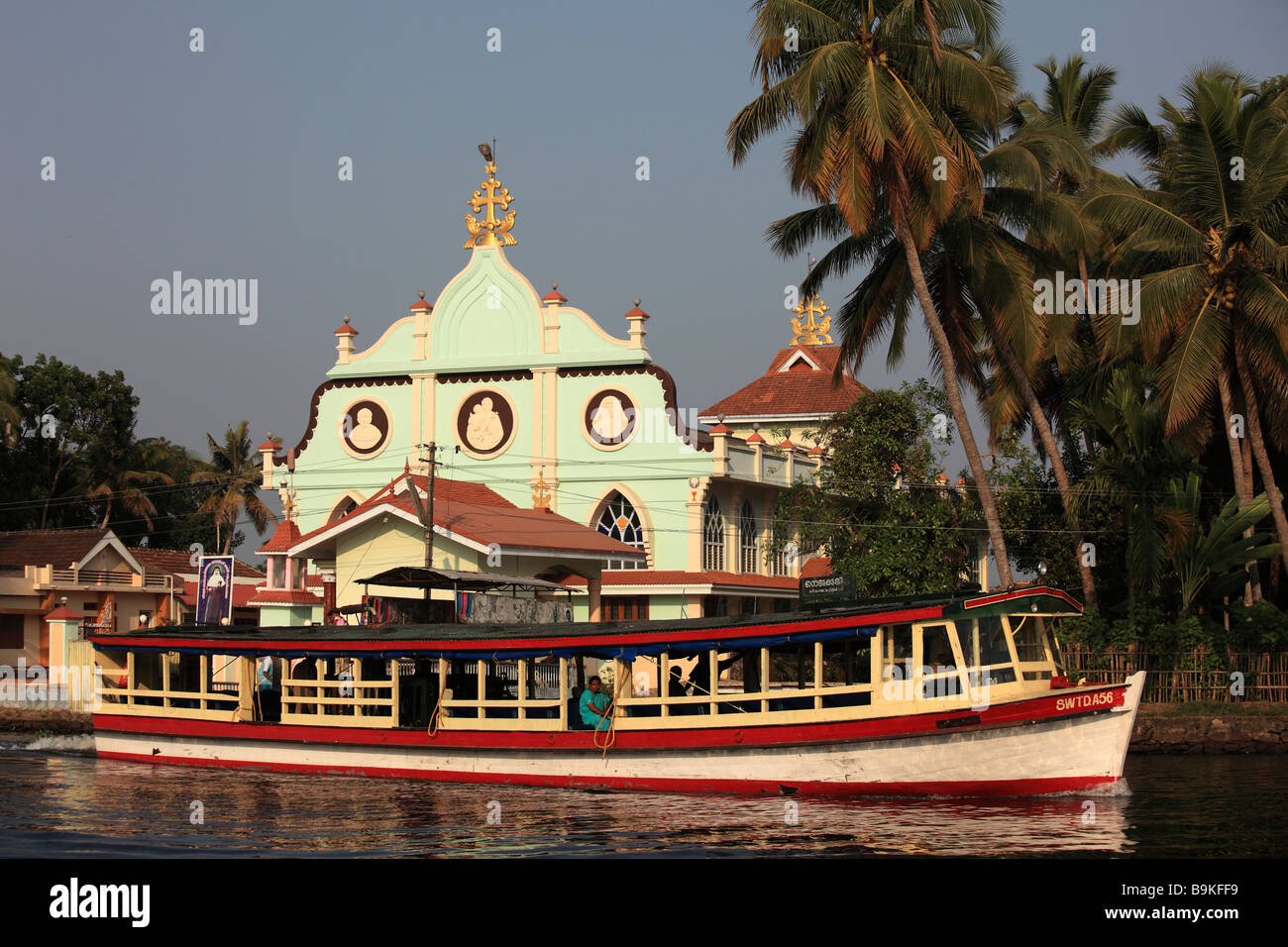 India Kerala Backwaters chiesa cristiana nave passeggeri Foto Stock