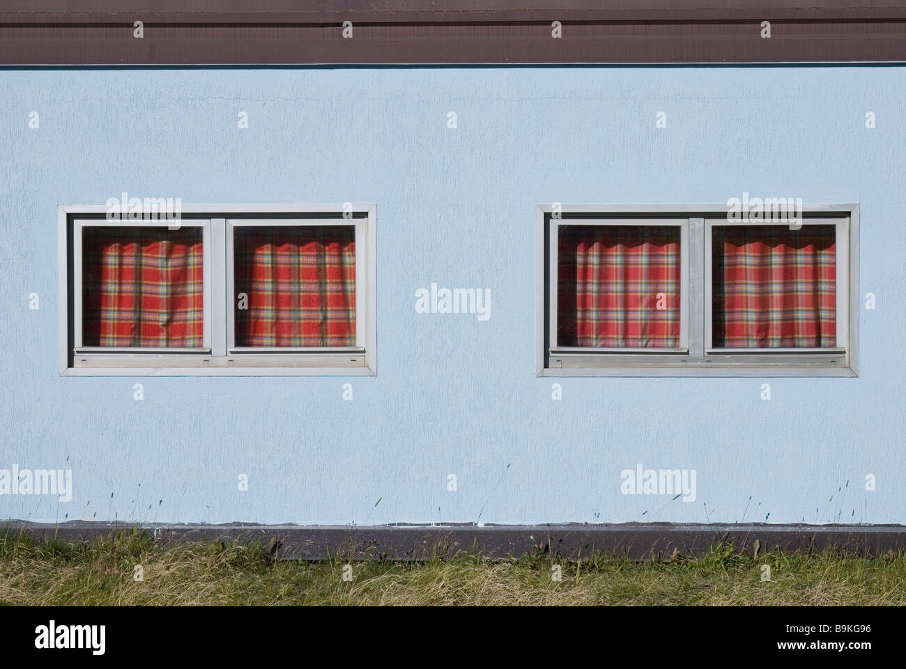 Piccole finestre con tende foto & immagine stock: 23172162 alamy Finestre con tende