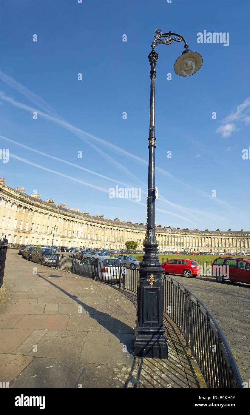 Vista del Royal Crescent uno di vasca da bagno più i punti di riferimento iconici,una fila di 30 case a schiera enunciate in un travolgente mezzaluna in bagno, Somerset England Regno Unito Foto Stock