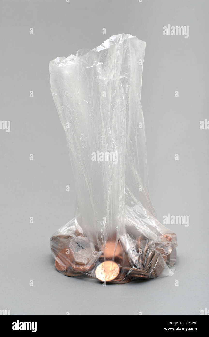 Il sacchetto di plastica con British monete di rame Foto Stock