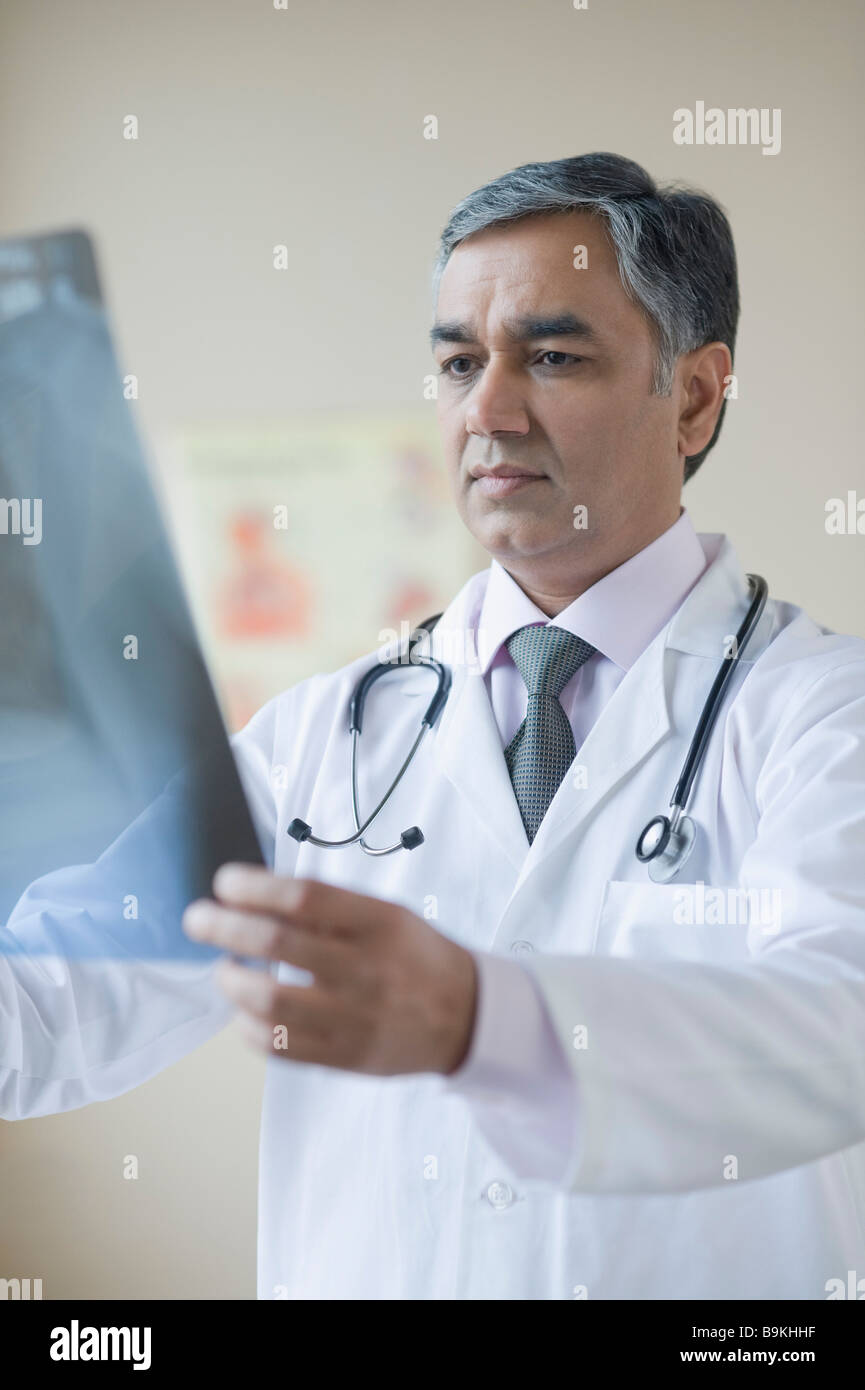 Medico esaminando un x-ray relazione Foto Stock