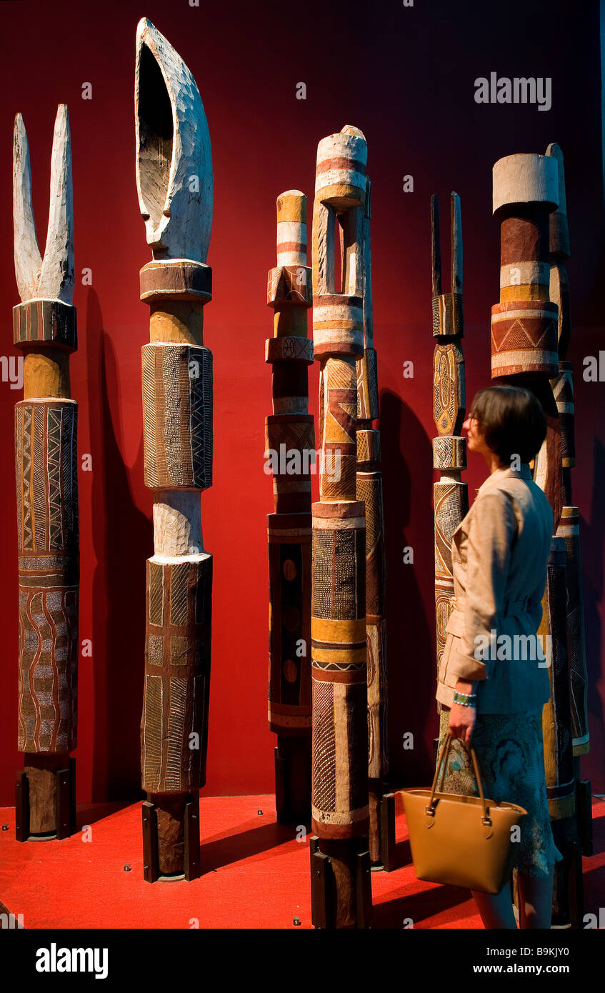 Francia, Parigi, Musée du Quai Branly dall'architetto Jean Nouvel, totem aborigeni Foto Stock