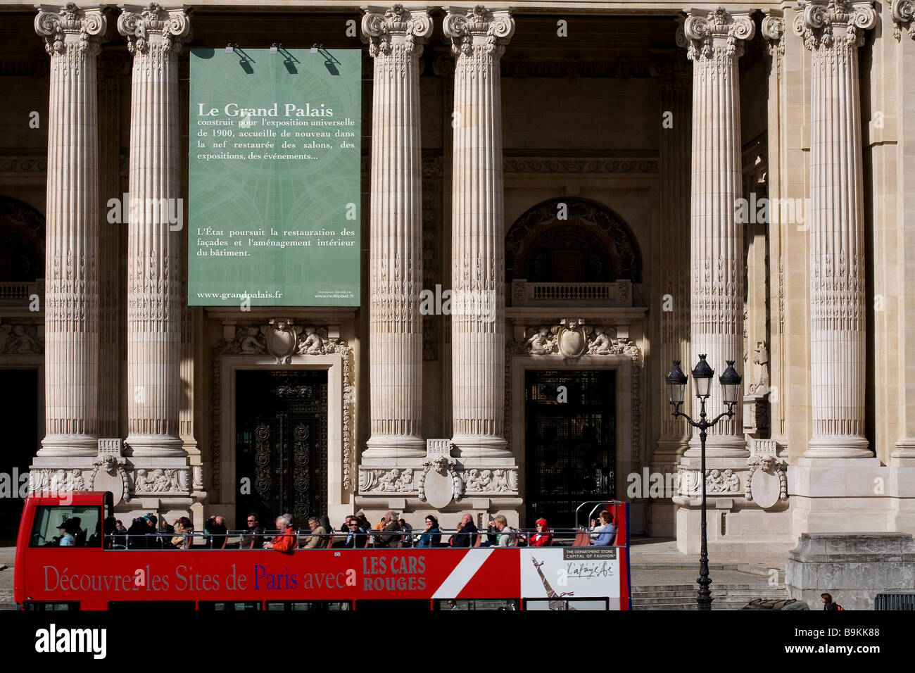 Francia, Parigi, Grand Palais (Esposizione Universale del 1900), ingresso sulla avenue Winston Churchill con una Les Cars Rouges Foto Stock