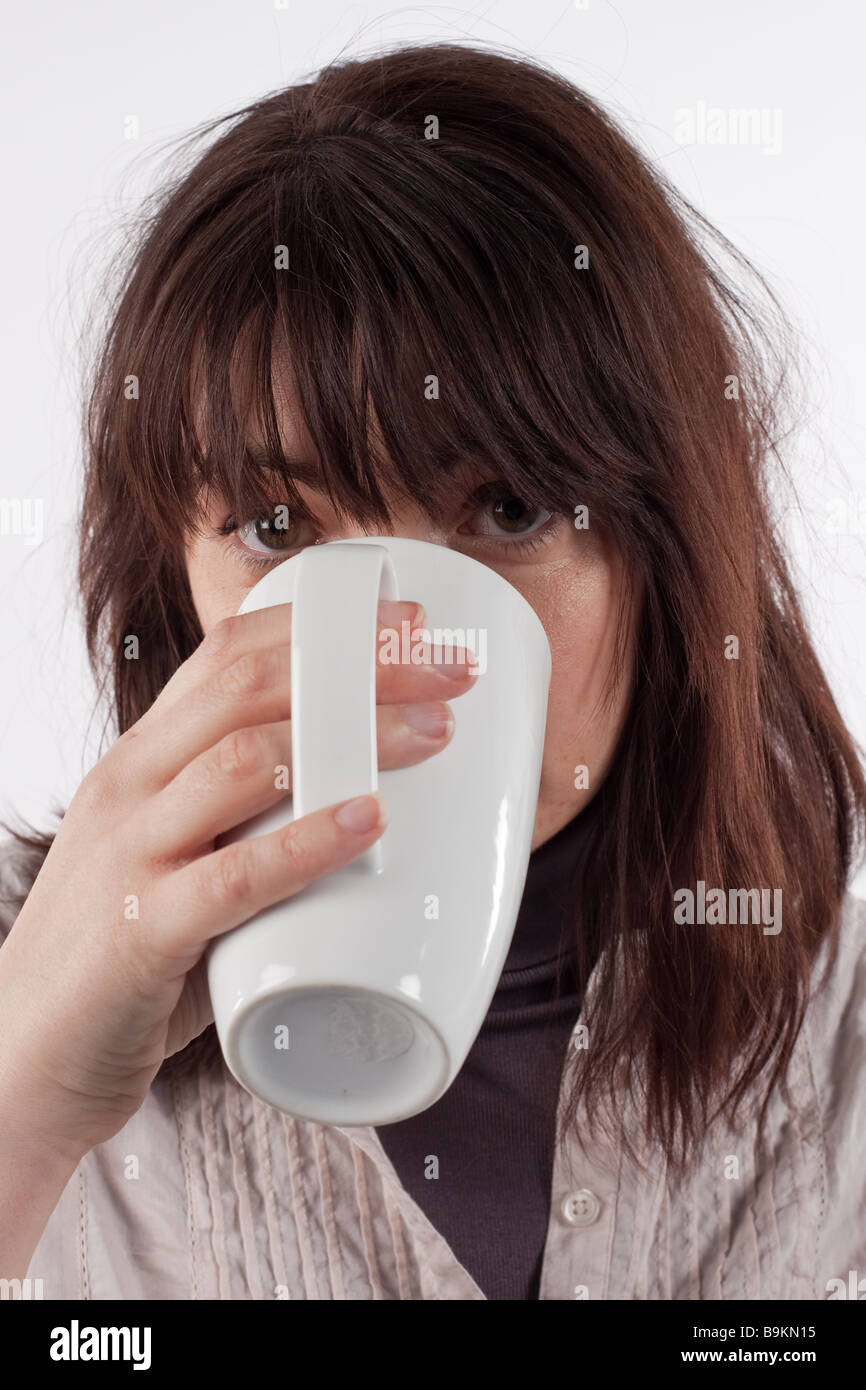 Donna di bere dalla tazza da caffè Foto Stock