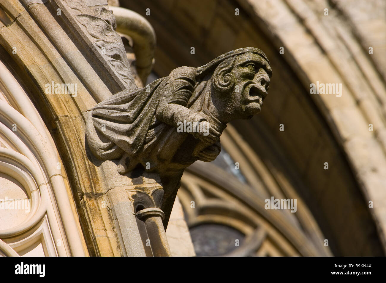 Una statua di pietra su York Minster Cattedrale Gotica nella città di York, Inghilterra Foto Stock
