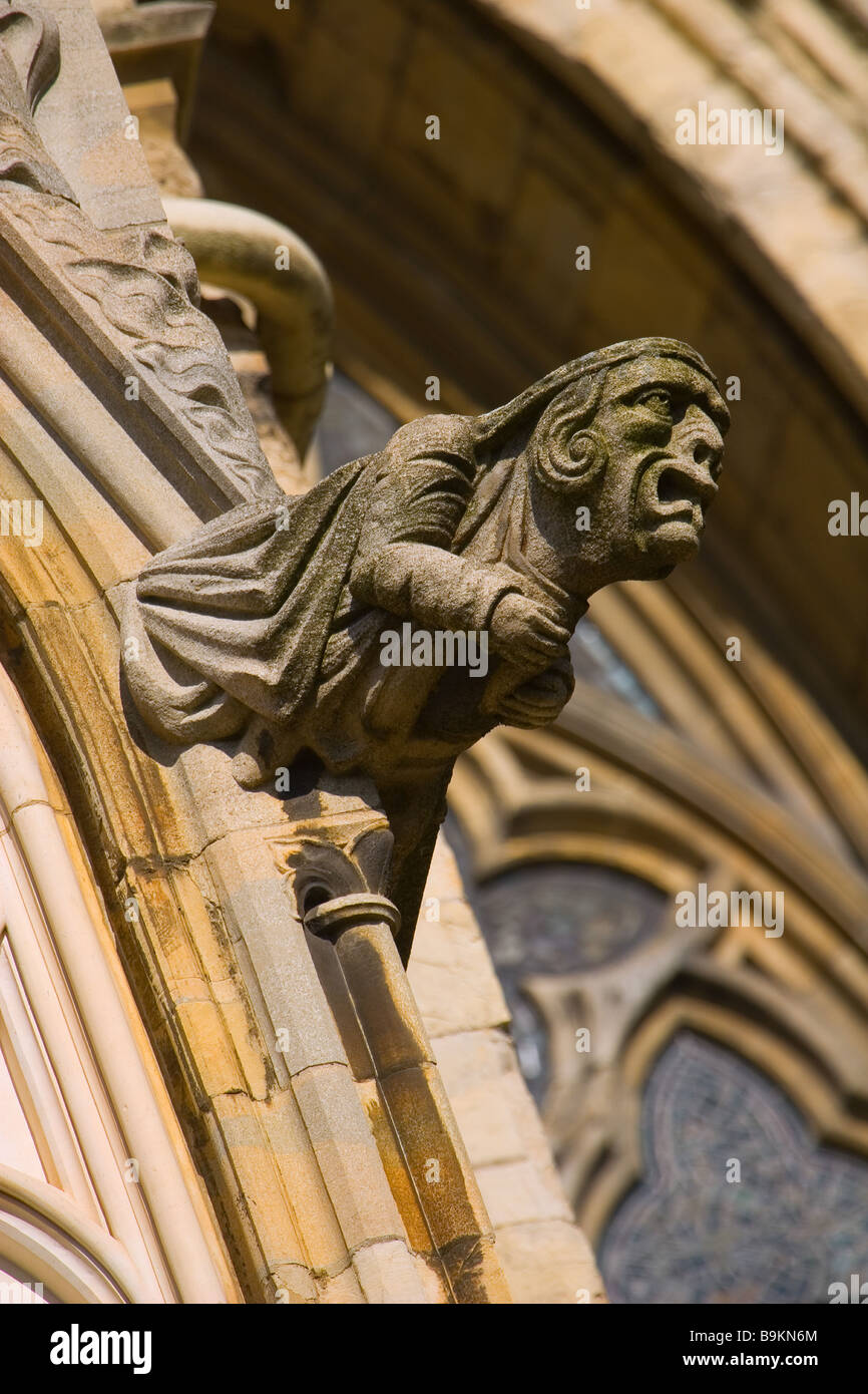 Una statua di pietra su York Minster Cattedrale Gotica nella città di York, Inghilterra Foto Stock