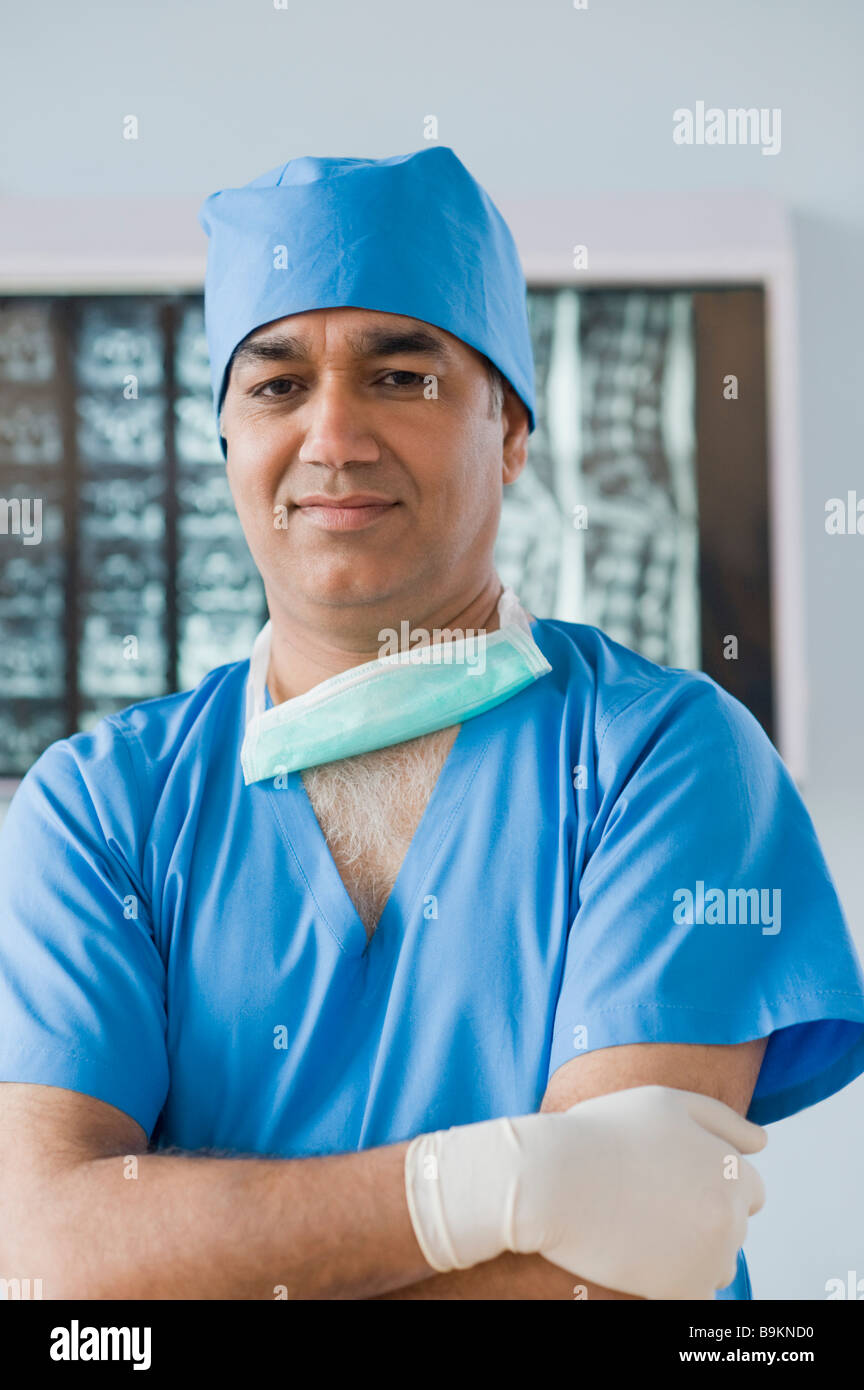 Ritratto di un chirurgo con le braccia incrociate Foto Stock