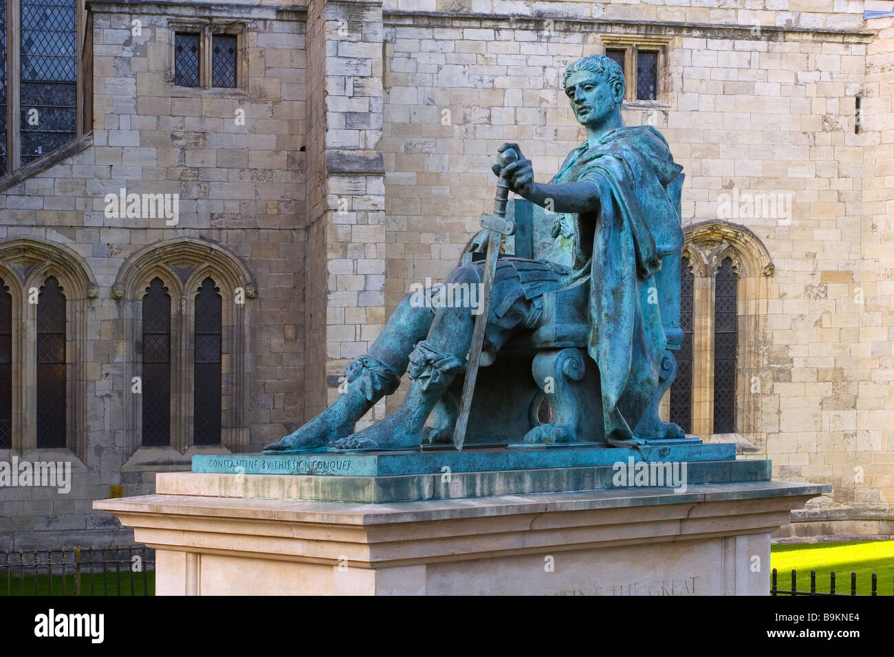 La Statua di Costantino il Grande al di fuori di York Minster Cattedrale Gotica nella città di York, Inghilterra Foto Stock