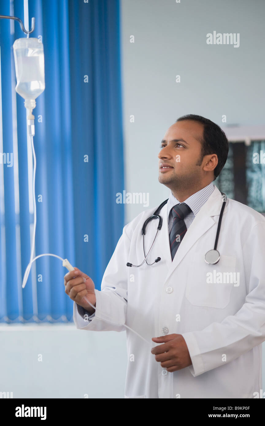 Controllo medico di una goccia di soluzione salina Foto Stock