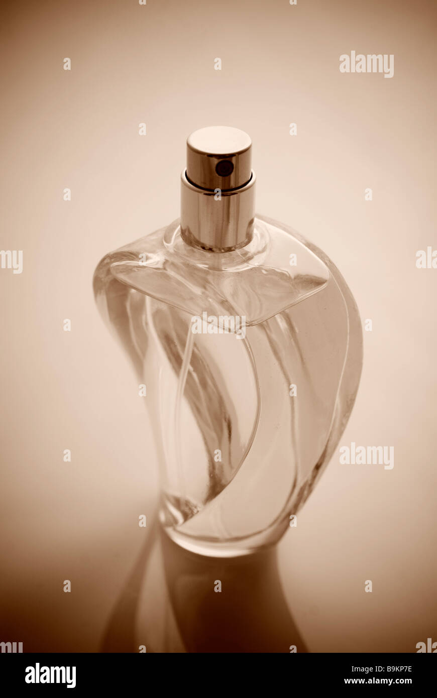 I toni seppia bottiglia di profumo Foto stock - Alamy