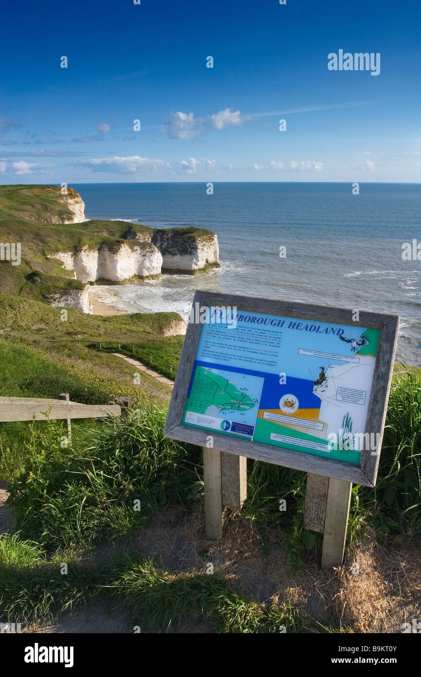 Un visitatore di visualizzazione delle informazioni sulla scheda le cime della scogliera del promontorio Flamborough Costa del patrimonio, East Riding of Yorkshire Foto Stock