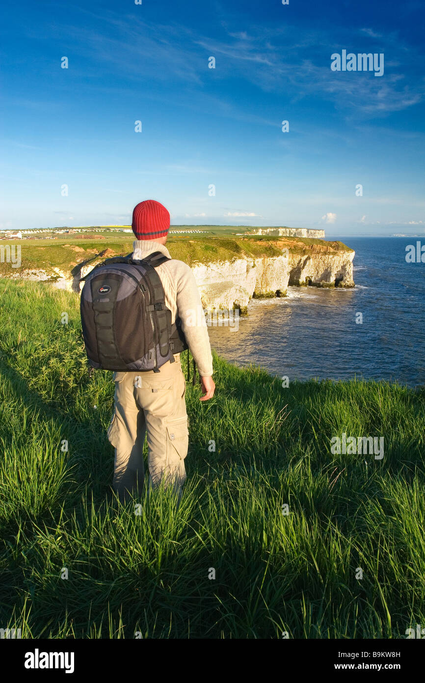 Un visitatore godendo la vista dalla scogliera sulla sommità del promontorio Flamborough Heritage Coast East Riding of Yorkshire Foto Stock