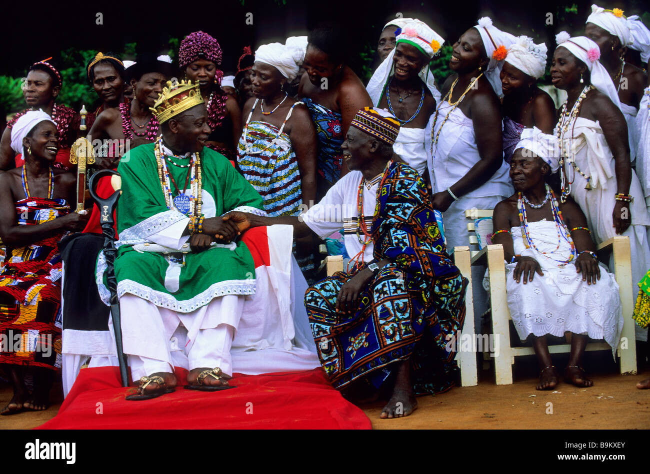 Il Benin, Mono County, Sahoue Doutou, re di fetishers Houngue Towakon Guedehoungue II con la sua corte Foto Stock