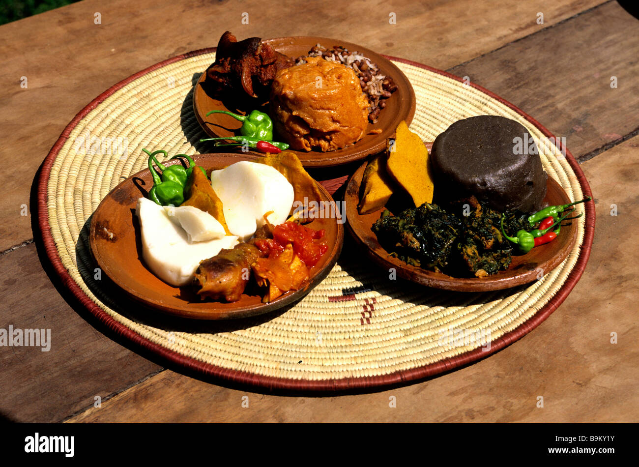 Il Benin, Mono County, Grand Popo, piatti tipici locali con fonio, miglio e patate Foto Stock