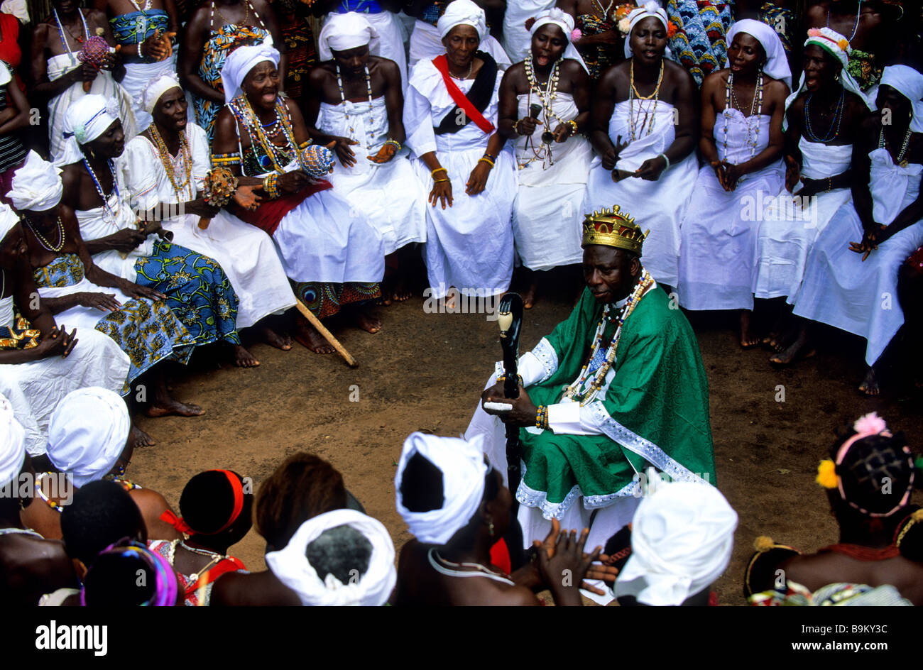 Il Benin, Mono County, Sahoue Doutou, re di fetishers Houngue Towakon Guedehoungue II con la sua corte Foto Stock