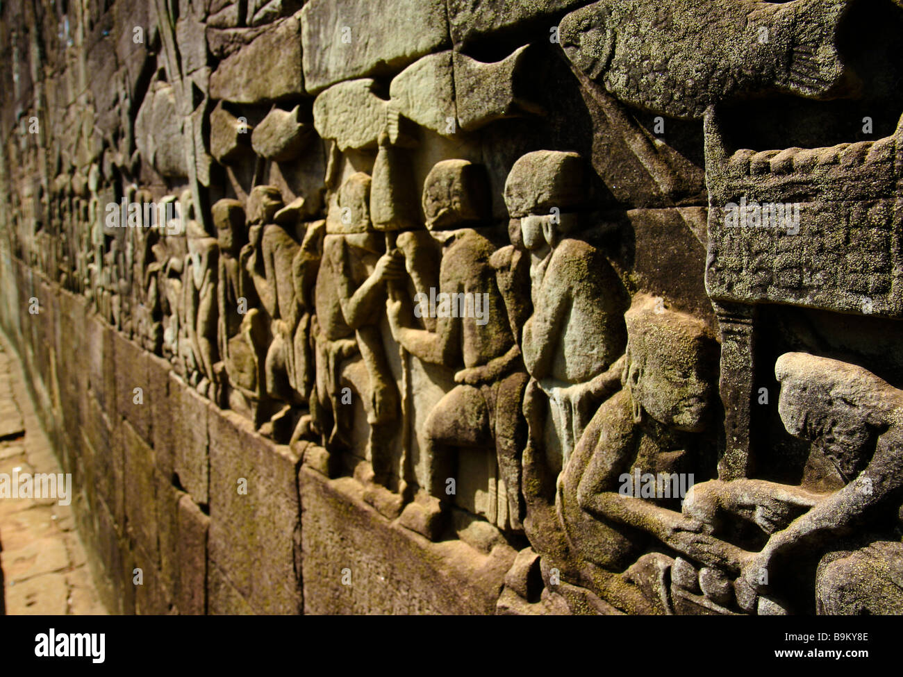 Bassorilievi raffiguranti Angkoran unito lore nella struttura di Bayon di Angkor Thom, Siem Reap, Cambogia Foto Stock