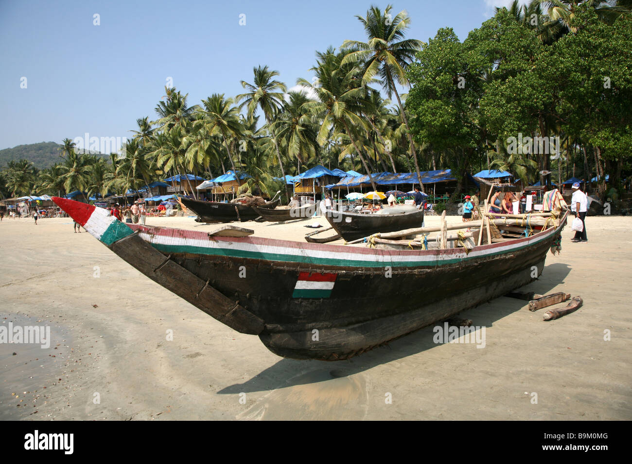 Una tradizionale barca da pesca sulla spiaggia di Mobor in Mobor, Goa, India. Foto Stock