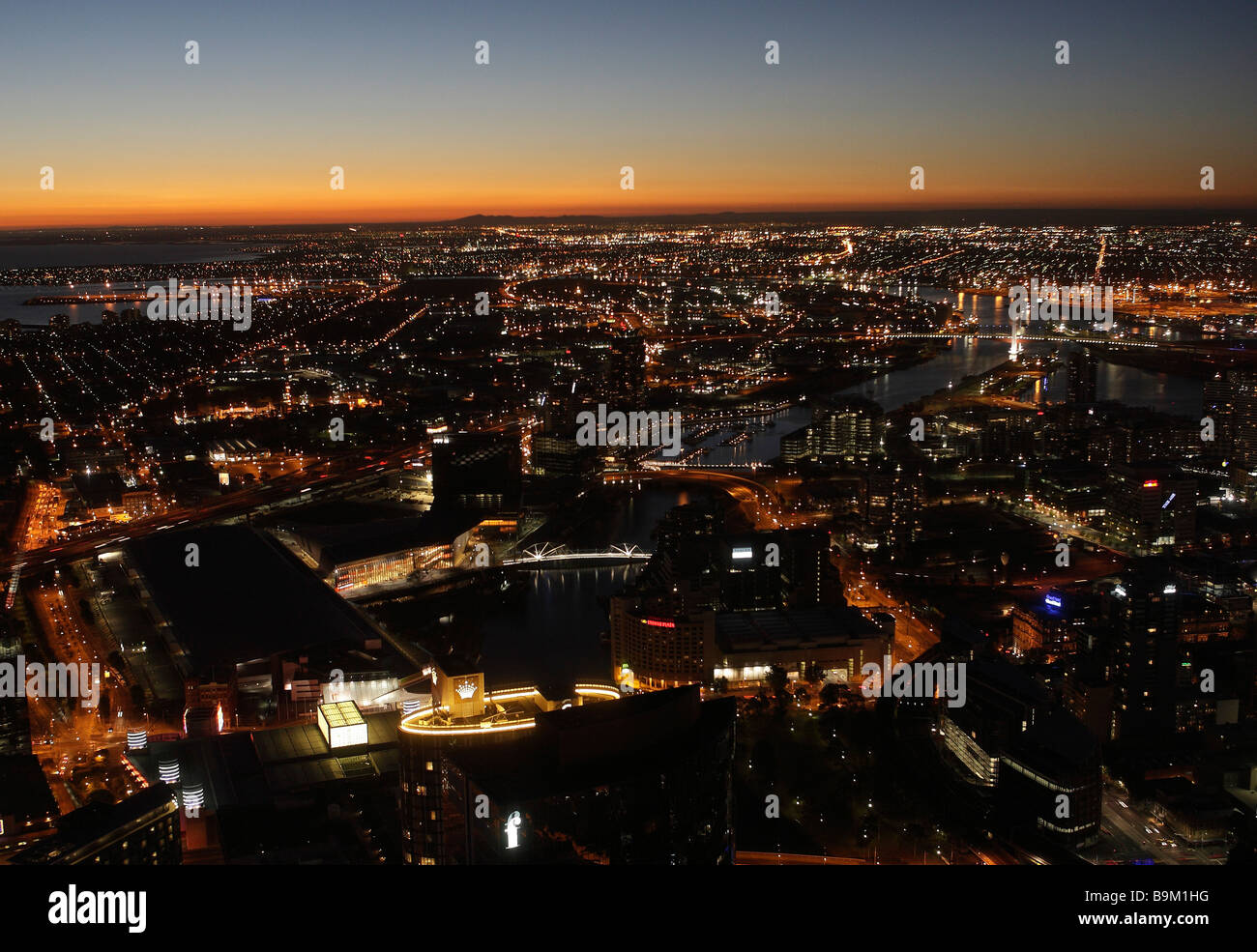 Birds Eye vista di Melbourne, Australia di notte Foto Stock