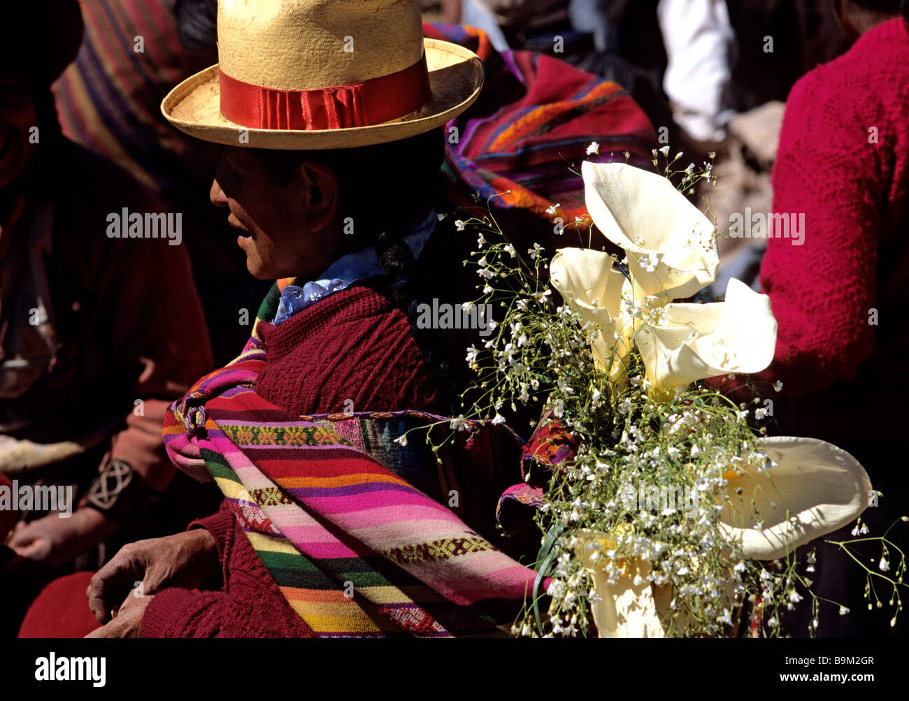 Il Perù, provincia di Cuzco, Inca Sacred Valley, Chincheros, vestiti colorati, cappello e fiori in un giorno di mercato Foto Stock