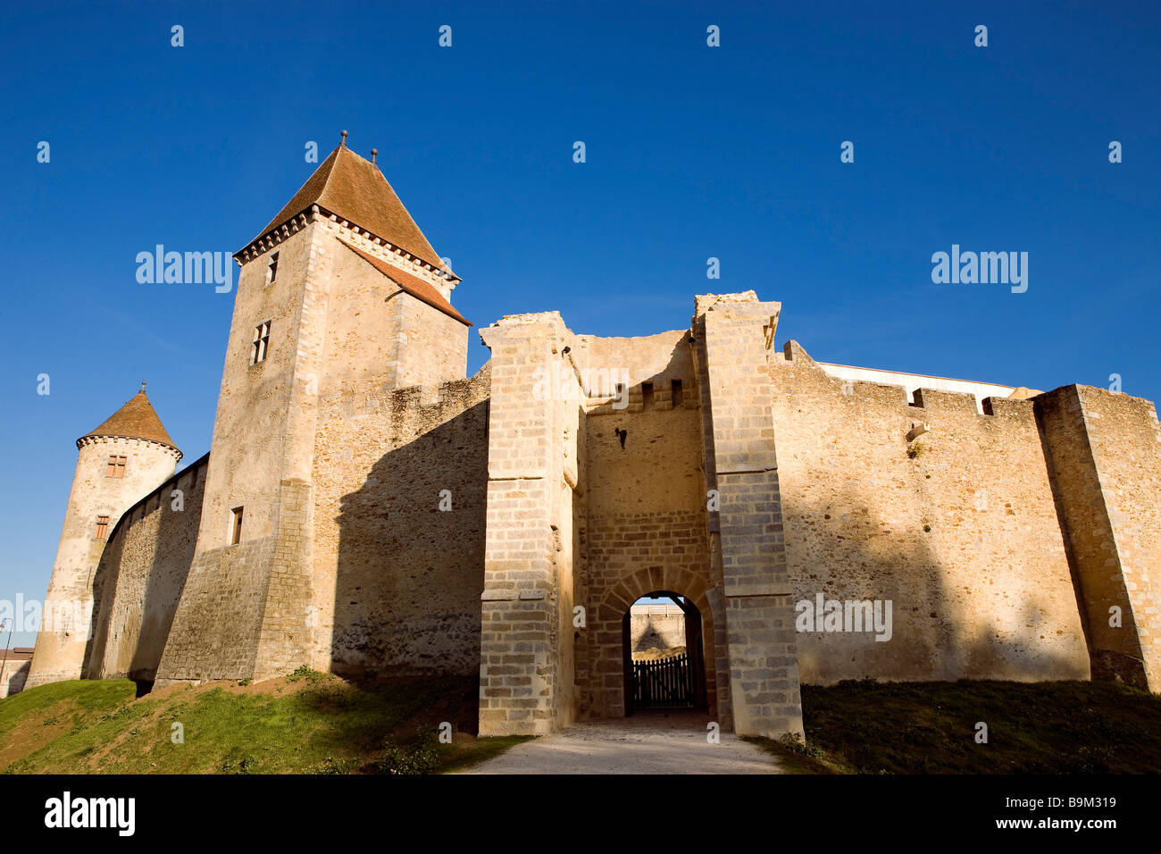 Francia, Seine et Marne, Blandy les Tours, di parete esterna e alla porta di accesso al castello fortificato Foto Stock