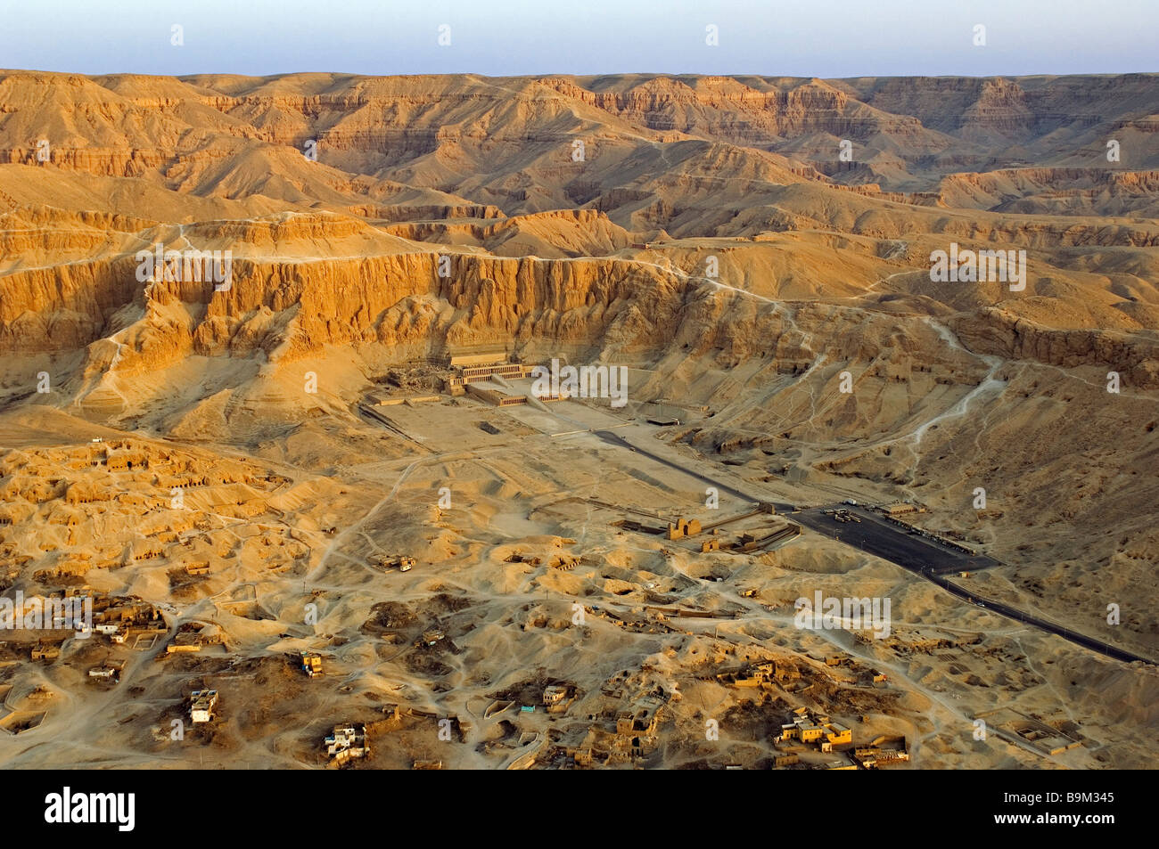 L'Egitto, la Valle del Nilo, banca occidentale, Tebe necropoli, Hatshepsut tempio di Deir el-Bahri (vista aerea) Foto Stock