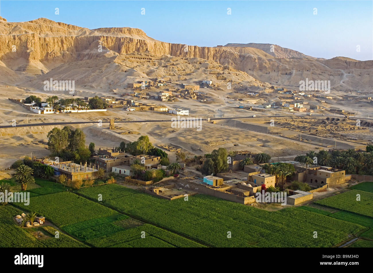L'Egitto, la Valle del Nilo, Luxor, banca occidentale, Tebe necropoli, nobili tombe montain pendenza (vista aerea) Foto Stock