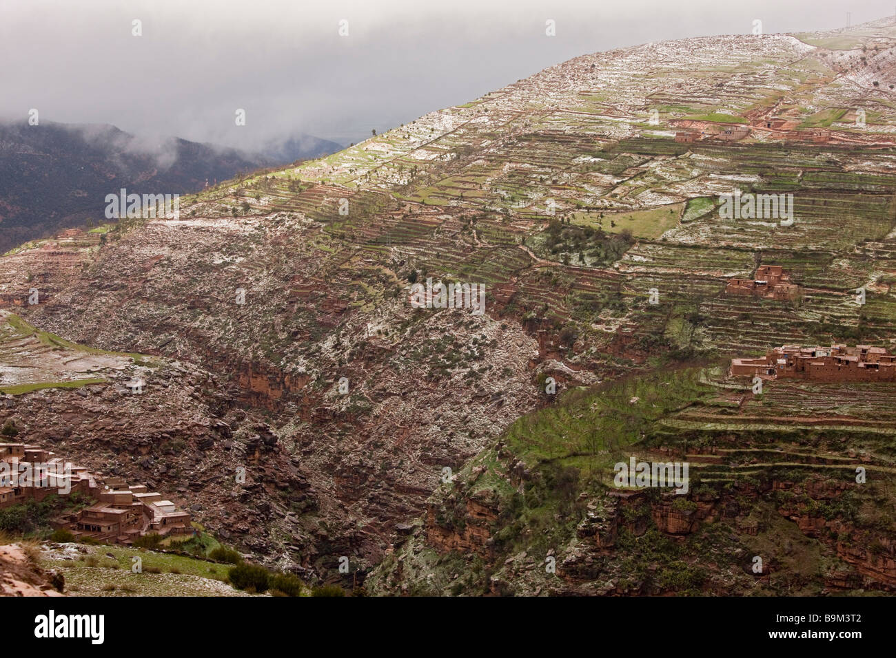 Colline terrazzate con riff case vicino Ait Lekak dopo una leggera nevicata in Alto Atlante Haut montagne Atlas Marocco Foto Stock