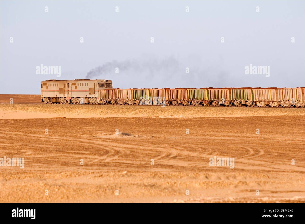 Egitto, deserto libico, il solo treno che collega Bahariya (Bahareyya) miniera di ferro al Cairo nel deserto occidentale Foto Stock