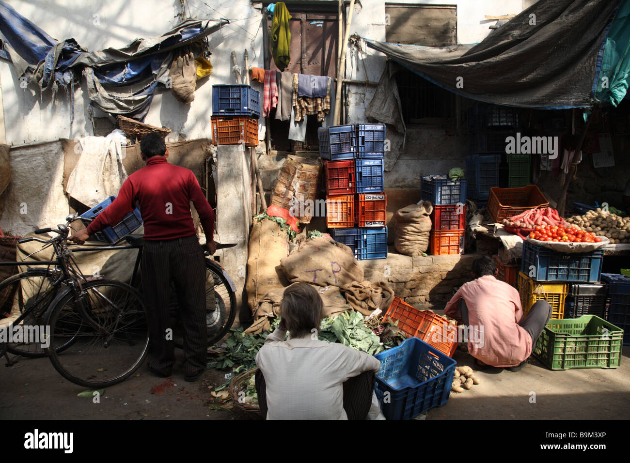 Una scena al mercato Nehru di Delhi, India. Foto Stock