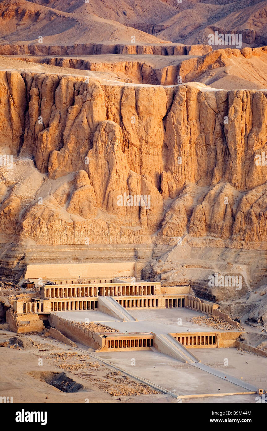 L'Egitto, la Valle del Nilo, banca occidentale, Tebe necropoli, Hatshepsut tempio di Deir el-Bahri (vista aerea) Foto Stock