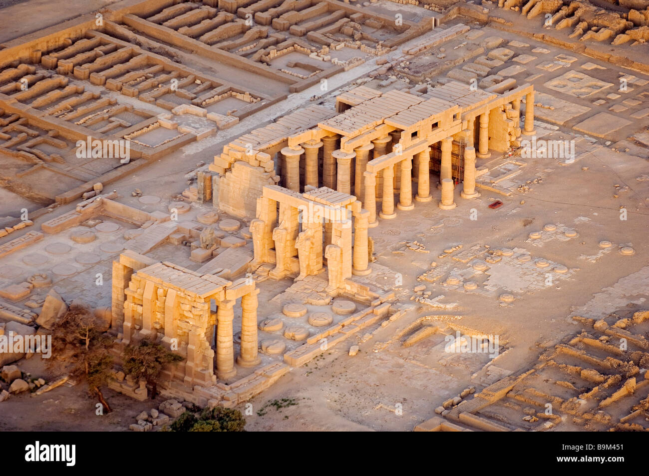 L'Egitto, la Valle del Nilo, Luxor, banca occidentale, Tebe necropoli, Ramesseum (vista aerea) Foto Stock