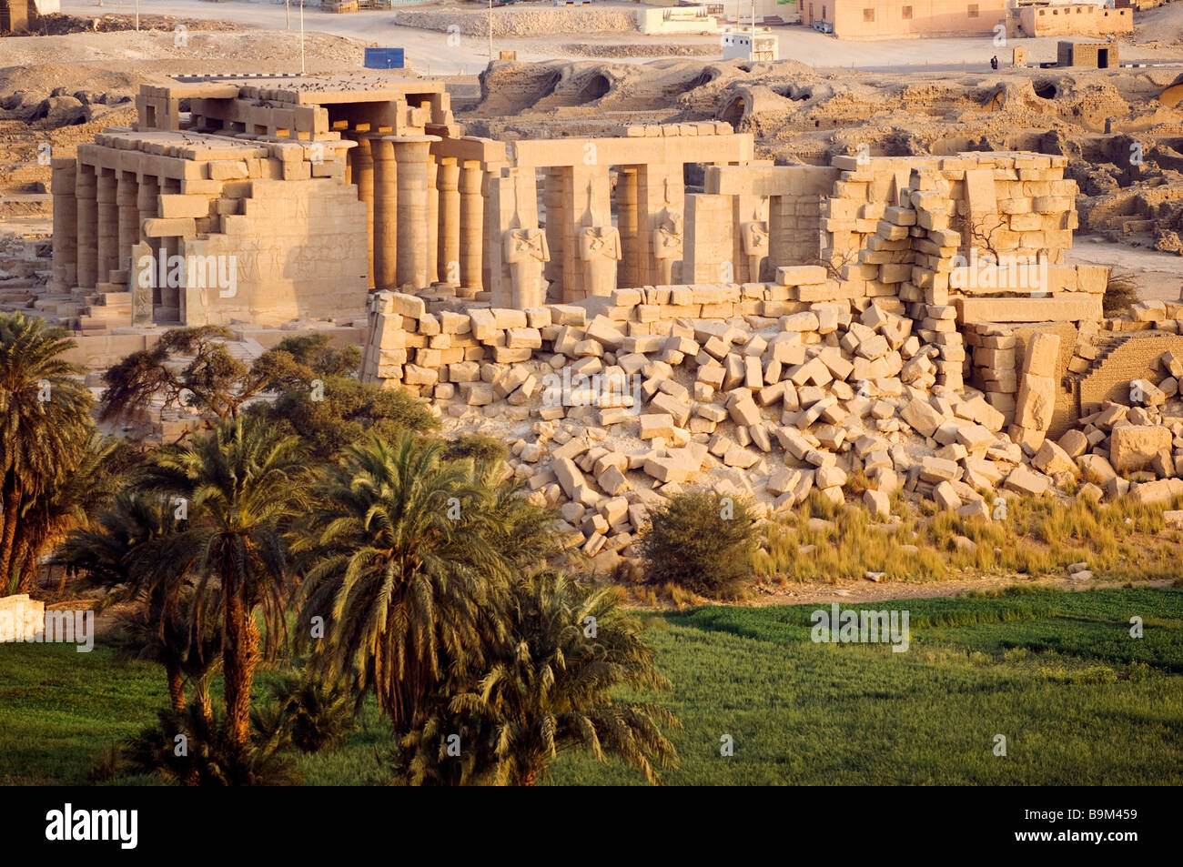 L'Egitto, la Valle del Nilo, Luxor, banca occidentale, Tebe necropoli, Ramesseum (vista aerea) Foto Stock
