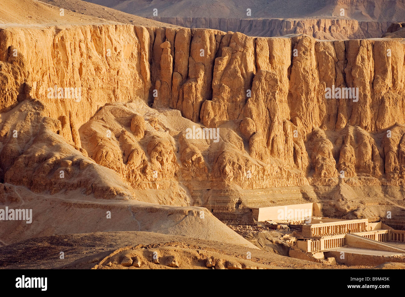 L'Egitto, la Valle del Nilo, banca occidentale, Tebe necropoli, Hatshepsut tempio di Deir el-Bahri (vista aerea) Foto Stock