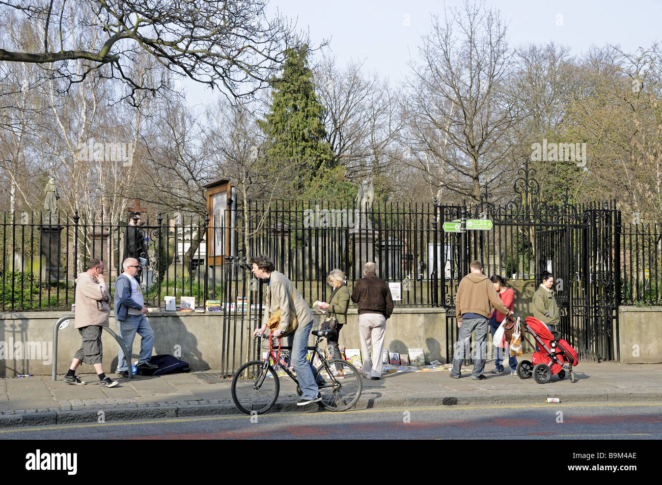 Persone che guardano i libri per la vendita all'ingresso al Parco di Abney Cimitero Stoke Newington Church Street Hackney Londra Inghilterra REGNO UNITO Foto Stock