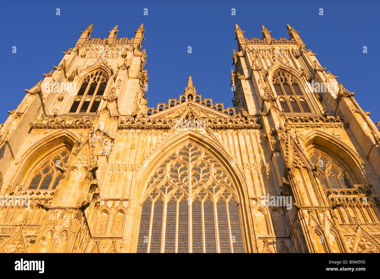 La grande finestra Occidentale e le due torri ad ovest di York Minster Cattedrale Gotica Foto Stock