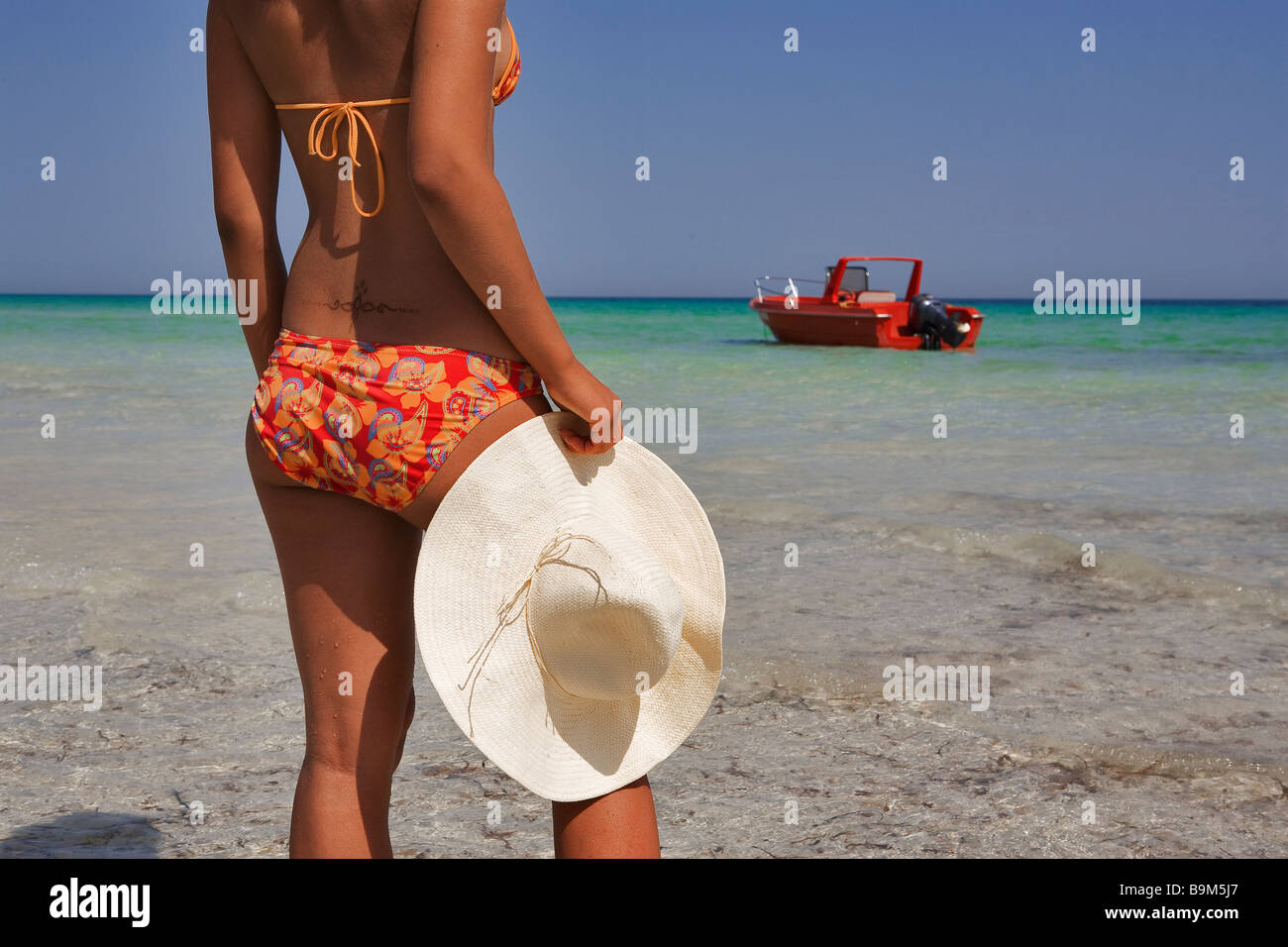 La Tunisia, Djerba, spiaggia di Sidi-Mehres, giovane donna Foto Stock