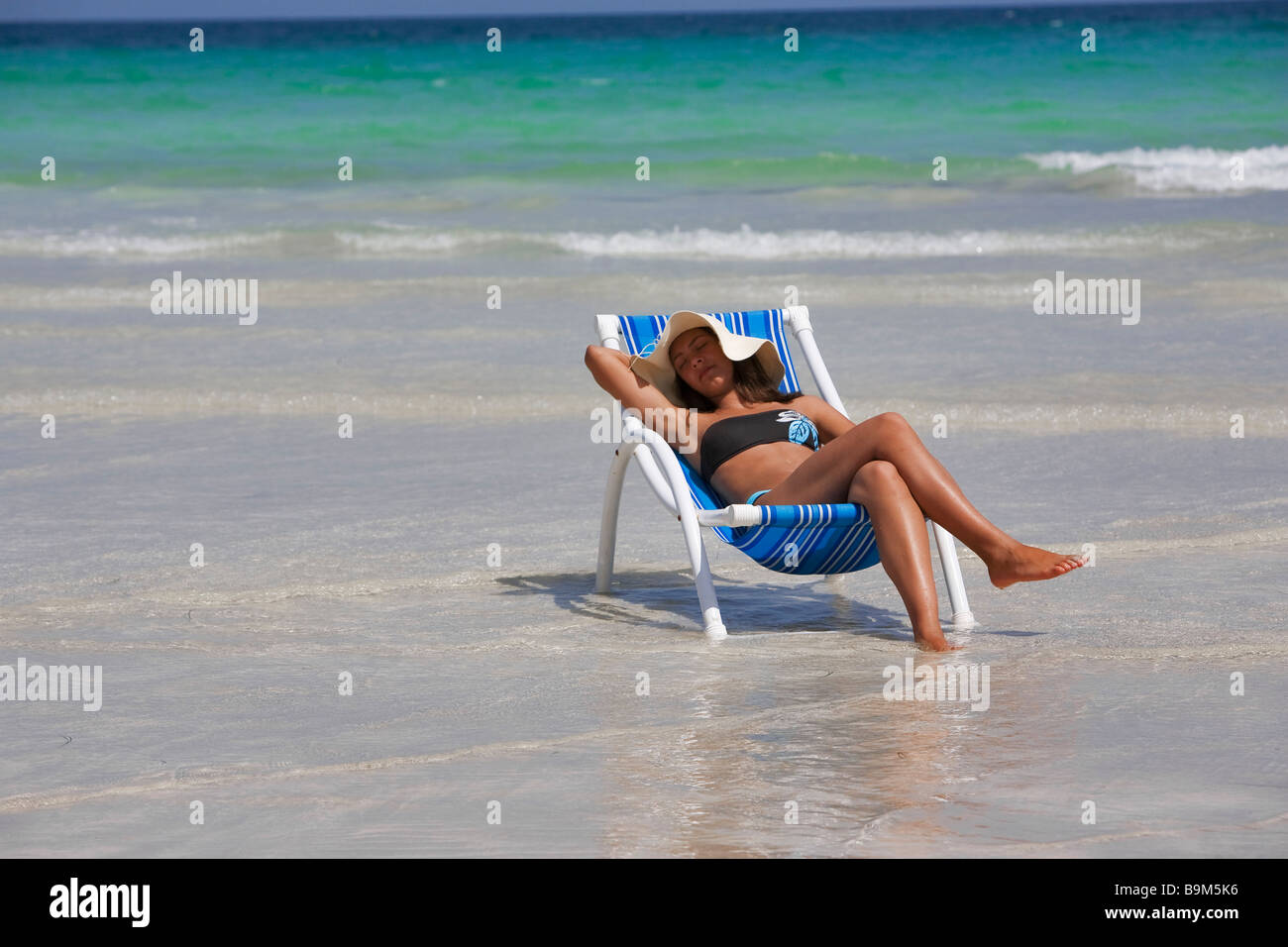 La Tunisia, Djerba, spiaggia di Sidi-Mehres, giovane donna Foto Stock