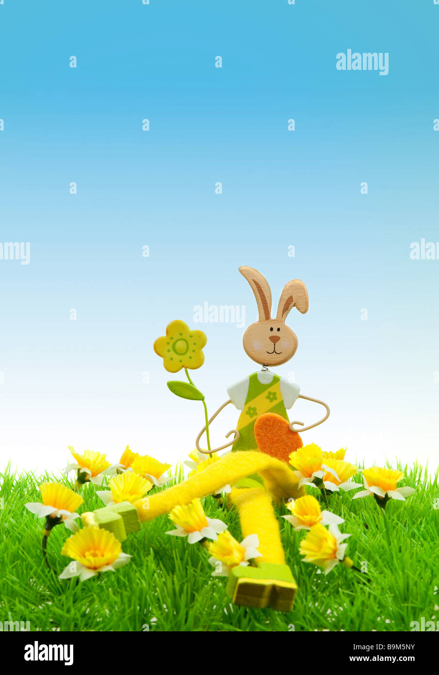 Simpatico coniglietto di pasqua con sull'erba in primavera Foto Stock