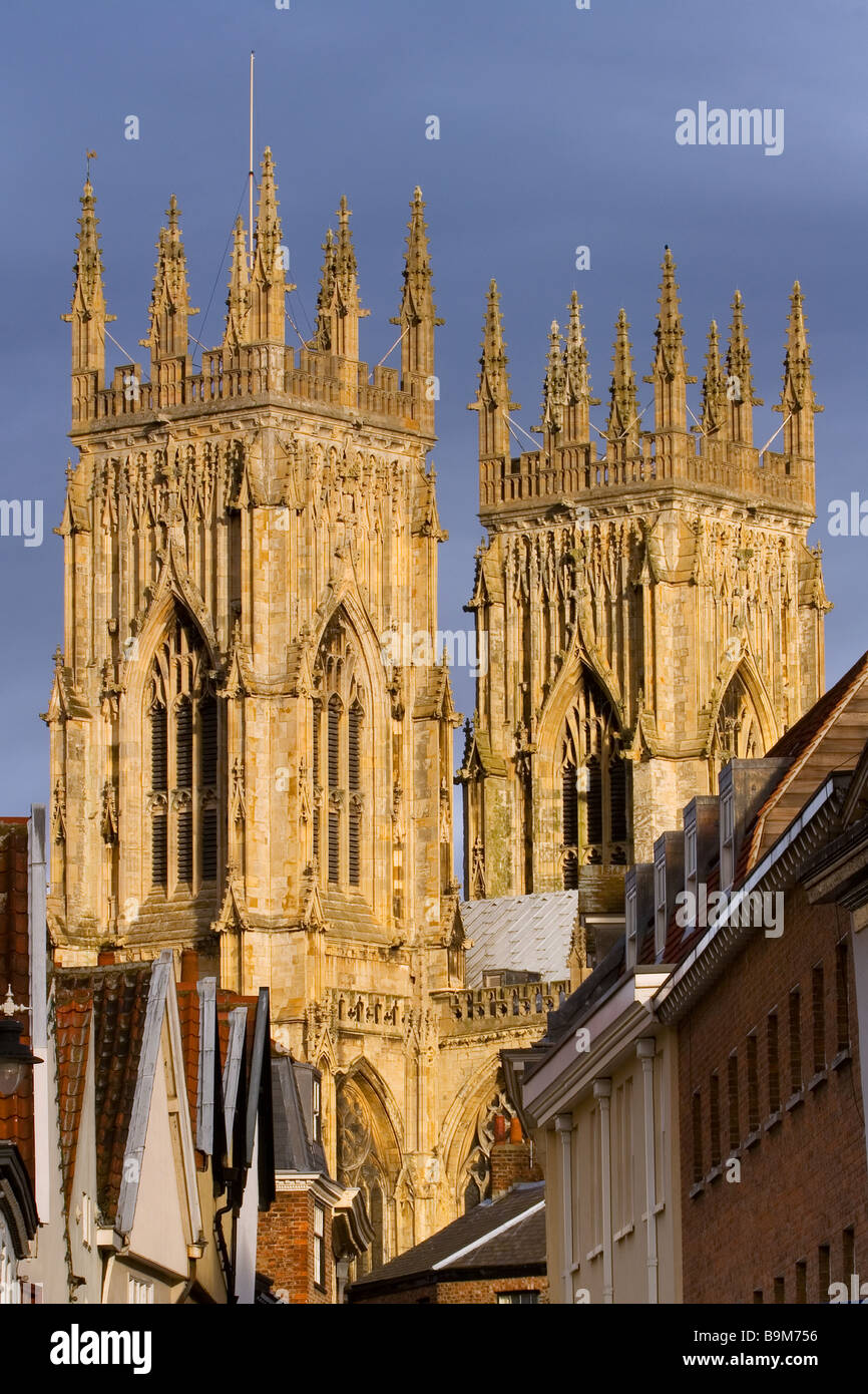 Le due Torri ad ovest di York Minster Cattedrale Gotica nella città di York, nello Yorkshire, Inghilterra Foto Stock