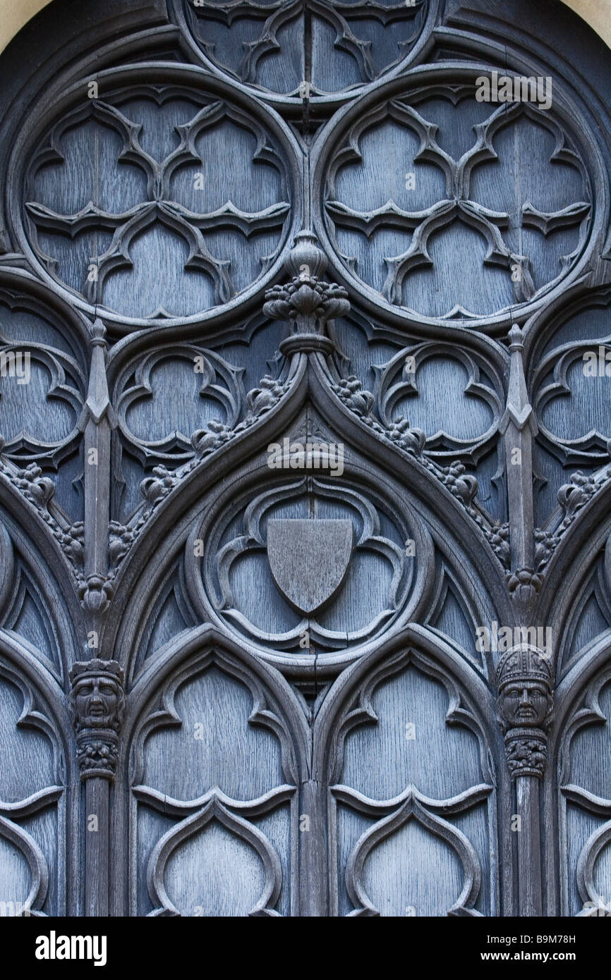 Incisioni su una porta di legno di York Minster Cattedrale Gotica nella città di York, Inghilterra Foto Stock