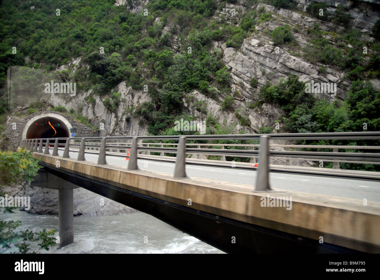 Un ponte stradale e tunnel attraverso la catena montuosa vicino a Nizza, in Francia. Foto Stock